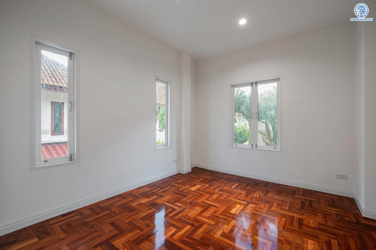 บ้านมือสองตกแต่งใหม่ โครงการ ศุภวรรณ5 บางแค ดีไซน์หรูหรา เนื้อที่กว้าง 60.6 ตร.ว. ฟังก์ชัน 3 ห้องนอน 3 ห้องน้ำ 1 ห้องแม่บ้าน 2 ที่จอดรถ ฟังก์ชันครบตอบทุกไลฟ์สไตล์ บนทำเลศักยภาพ เชื่อมต่อถนนกาญจนาภิเษก ใกล้เดอะมอลล์บางแค ใกล้รถไฟฟ้าสายสีน้ำเงิน "สถานีหลักสอง" และจุดขึ้นทางด่วน "กาญจนาภิเษก"